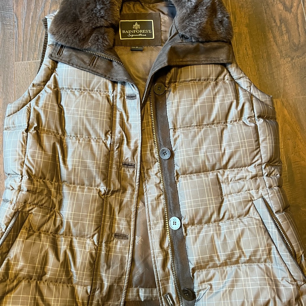Brown vest with checkered design and fur collar. Rainforest Signature size m